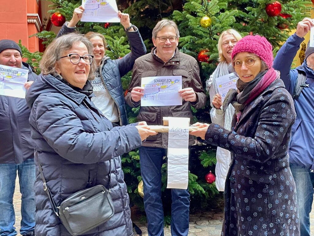Beatrice Isler übergibt die Petition an die Präsidentin der Patitionskommission, Heidi Mück